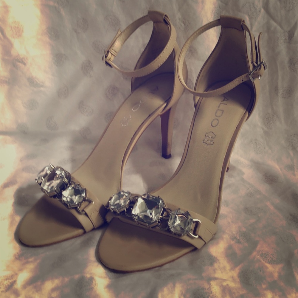 Aldo leather nude pumps size 8 w/big stones